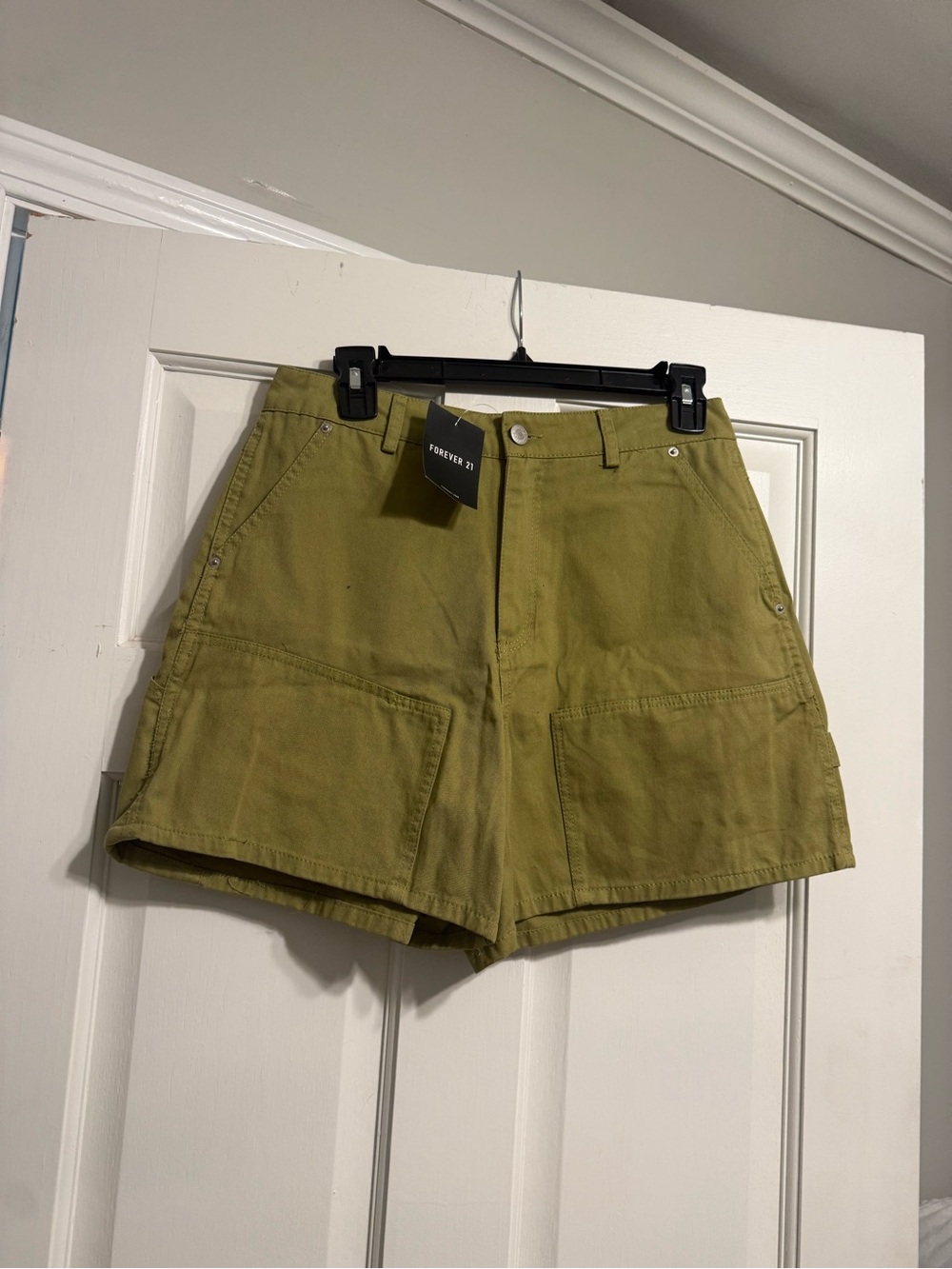 Forever 21 Olive Green High-Waist Cargo Shorts. NWT size Medium
